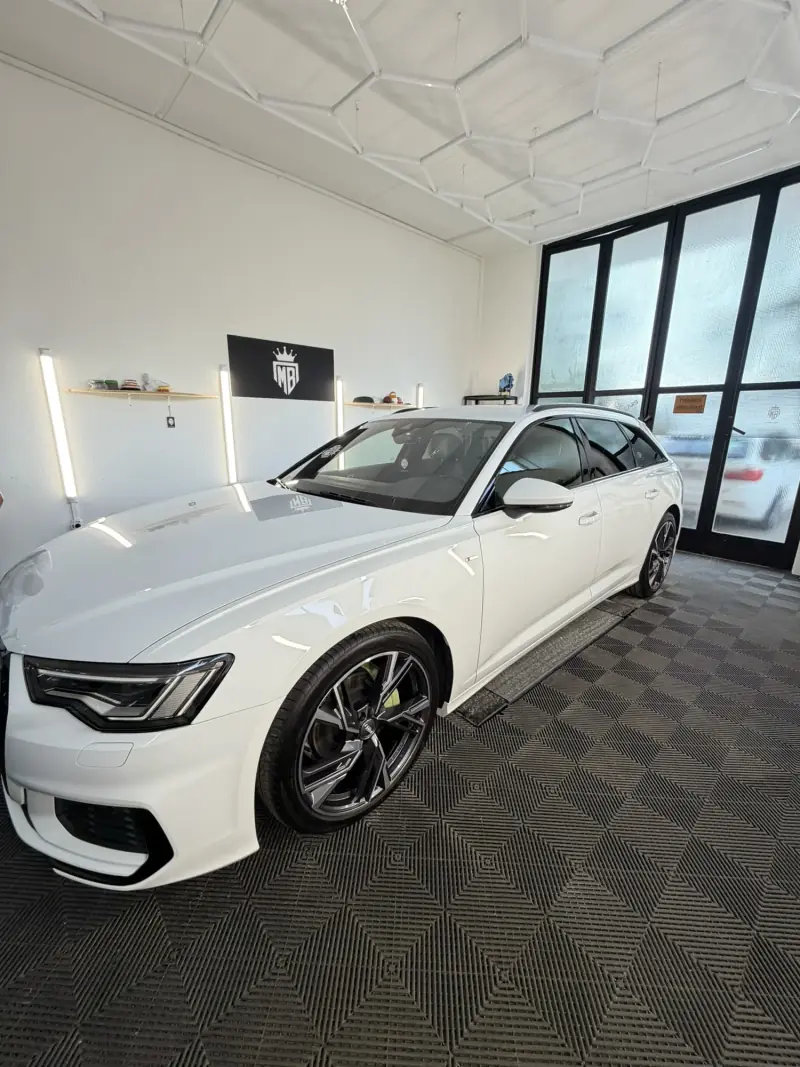 Weißer Audi Avant in unserer Pflegehalle