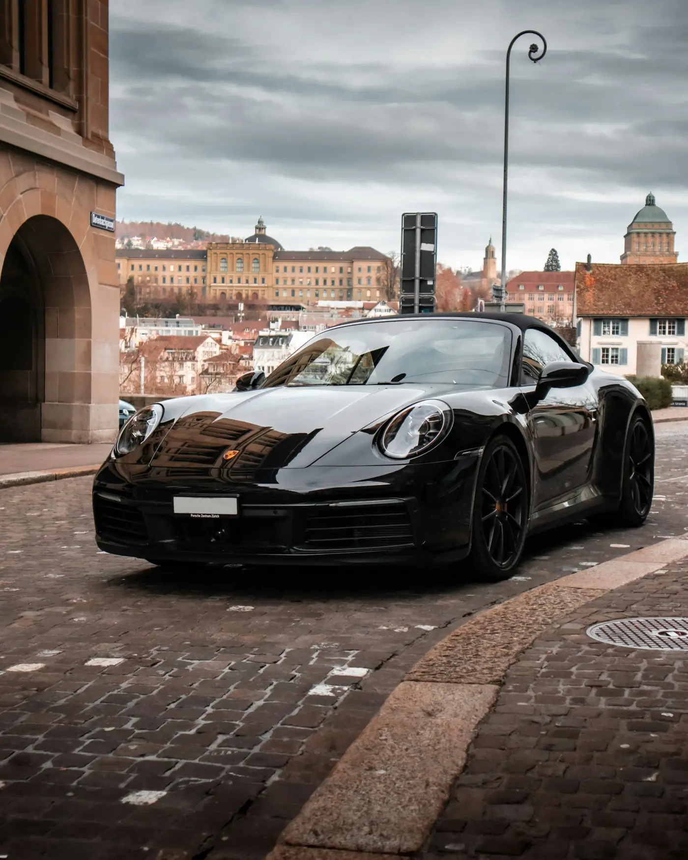 Schwarzer Porsche 911 in Dreiviertelansicht mit glänzendem Lack